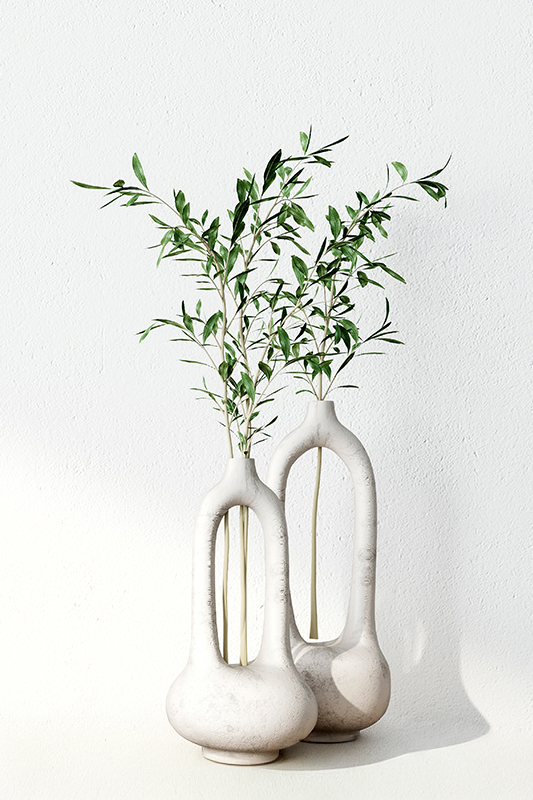 Junge Frau sitzt mit Laptop an einem Tisch.